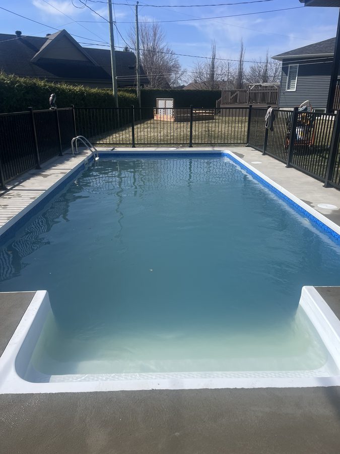 Piscine eau bleue après service SOS — Piscines Lemaire Rive-Sud